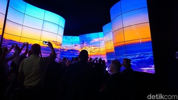 Pengunjung pun terpukau dengan sunrise yang ditampilkan di lorong tersebut. (Foto: detikINET/Muhamad Imron Rosyadi)