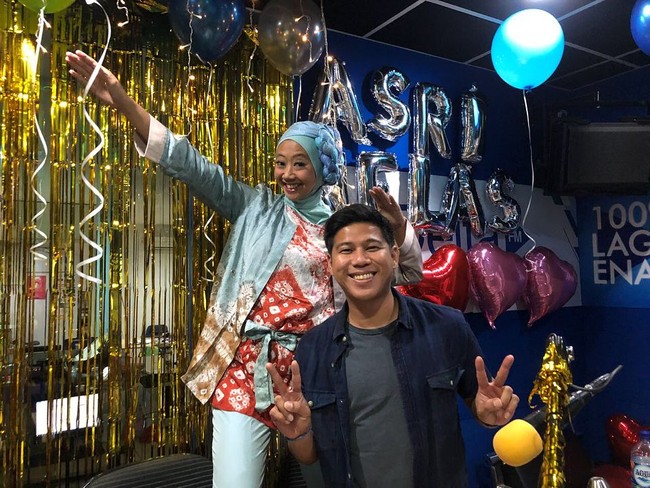 Sepulang dari ibadah haji, Asri tak melepas hijabnya. Di bandara, ia mengenakan hijab bernuansa hitam dipadukan dengan pakaian batik.  Foto: Instagram/asri_wales