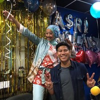 Sepulang dari ibadah haji, Asri tak melepas hijabnya. Di bandara, ia mengenakan hijab bernuansa hitam dipadukan dengan pakaian batik.  Foto: Instagram/asri_wales