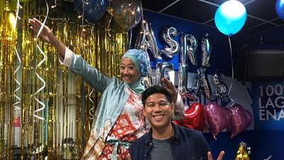 Gaya Terbaru Asri Welas yang Berhijab Setelah Pulang Haji