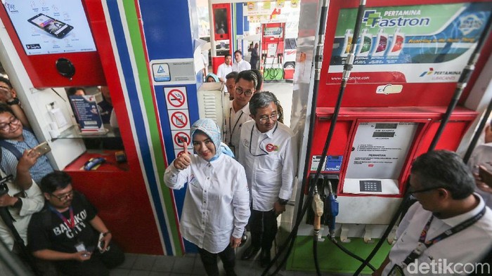 Direktur Utama Pertamina Nicke Widyawati menyapa para pelanggan di SPBU Rasuna Said, Kuningan Jakarta, Senin  (3/9/2018). Ia berbincang dan melayani langsung pelanggan. Agenda tersebut untuk menyambut Hari Pelanggan Nasional yang jatuh pada Selasa (4/9) besok.