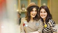Dengan mengenakan baju serba warna cokelat, Carissa Puteri nampaknya menggunakan tema safari dalam baby showernya kali ini. Foto: Instagram Carissa Puteri
