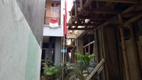 Akibat penyempitan jalan itu, akses ke rumah Pak RW menjadi susah. 