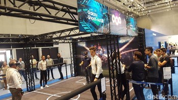 Lalu, ada VR yang memungkinkan dua pemain untuk bermain adu tendangan penalti. Keren! (Foto: detikINET/Muhamad Imron Rosyadi)