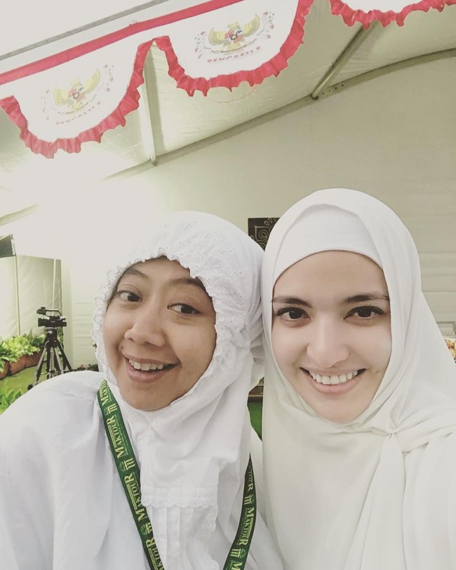 Saat melakukan tawaf, ia memilih hijab instan dengan detail tali karet. Hijab berwarna putih dan renda ini jadi langganan dipakai para muslimah saat beribadah haji. Foto: Instagram/asri_wales