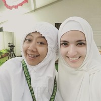 Saat melakukan tawaf, ia memilih hijab instan dengan detail tali karet. Hijab berwarna putih dan renda ini jadi langganan dipakai para muslimah saat beribadah haji. Foto: Instagram/asri_wales