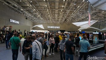 Begitu masuk, langsung terasa luasnya gedung ini dengan penuh orang dan berbagai perangkat yang dipamerkannya. (Foto: detikINET/Muhamad Imron Rosyadi)