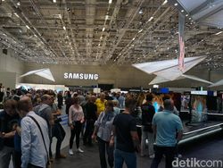 Samsung Sewa Satu Gedung Full Pamer Note 9 dan TV 8K