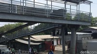Salah satu tiang JPO di Depan Samsat Daan Mogot, tersebut bengkok akibat tertabrak truk pada Minggu (2/9) pukul 03.50 WIB. (Arief-detik)