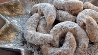 Cookies asal Austria ini bernama vanillekipferl. Vanillekipferl terbuat dari adonan kacang almond dan ditaburi gula halus sehingga rasanya gurih dan renyah. Kata vanillekipferl sendiri memiliki arti bulan vanilla. Foto: Istimewa