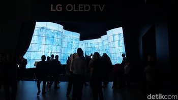 Begitu masuk ke dalam area LG di IFA 2018, pengunjung langsung disuguhkan dengan pintu masuk dari lorong berisikan televisi OLED mereka. (Foto: detikINET/Muhamad Imron Rosyadi)