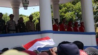 Sesampainya di Pendopo Garut, mereka disambut Bupati Garut Rudy Gunawan. Rudy mengungkapkan jika keberhasilan para atlet untuk mengharumkan nama Indonesia merupakan kebanggan seluruh warga Garut.
