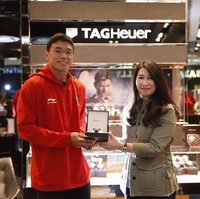 Puja Riyaya menambah koleksi medali dari cabor wushu dengan perolehan medali perunggu di nomor sanda 70 kg putra. Jam tangan TAG Heuer tentu melengkapi kebahagiaan Puja sebagai atlet berprestasi. (Foto: Dok. Time International)