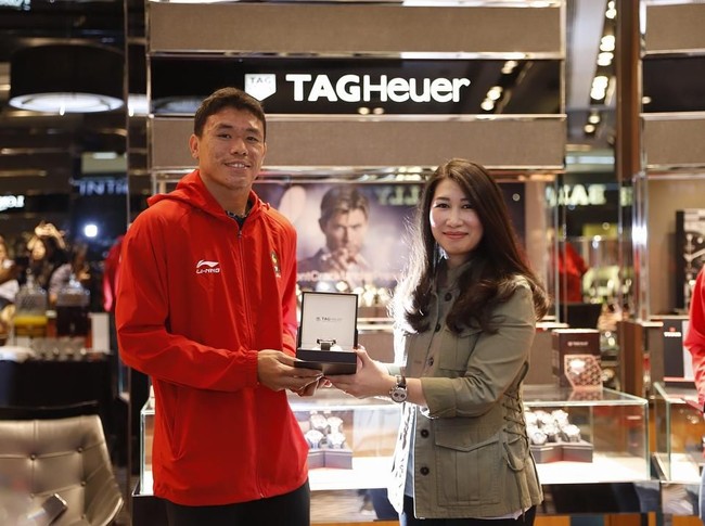 Puja Riyaya menambah koleksi medali dari cabor wushu dengan perolehan medali perunggu di nomor sanda 70 kg putra. Jam tangan TAG Heuer tentu melengkapi kebahagiaan Puja sebagai atlet berprestasi. (Foto: Dok. Time International)