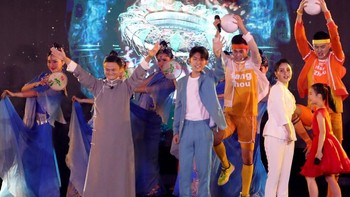 Meski tidak menampilkan Tai Chi maupun bernyanyi Unchained Melody, aksi singkat Jack Ma di penutupan Asian Games 2018 cukup menyita perhatian netizen. Foto: REUTERS/Cathal Mcnaughton