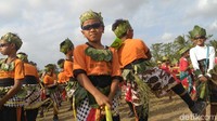 Ada pula yang mengenakan kacamata hitam (Rinto Heksantoro/detikTravel)