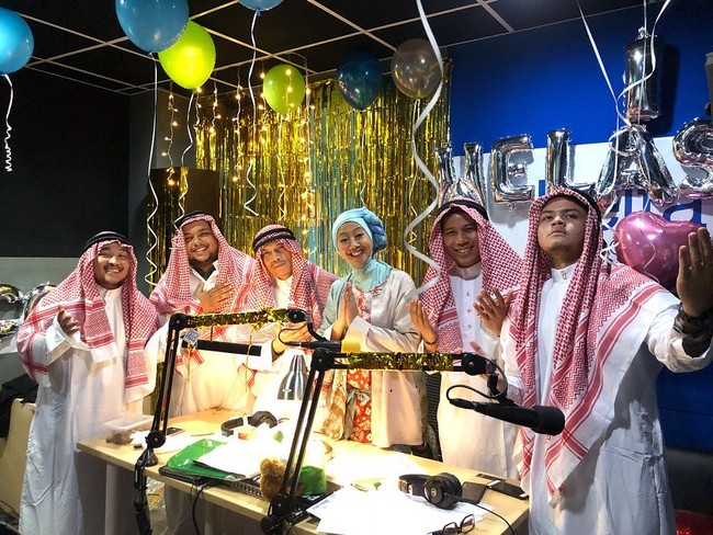Asri pun mendapatkan kejutan saat datang ke radio Delta FM tempatnya bekerja. Ia disambut oleh tim yang memakai sorban dan baju gamis putih khas orang Arab. Foto: Instagram/asri_wales
