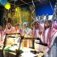 Asri pun mendapatkan kejutan saat datang ke radio Delta FM tempatnya bekerja. Ia disambut oleh tim yang memakai sorban dan baju gamis putih khas orang Arab. Foto: Instagram/asri_wales
