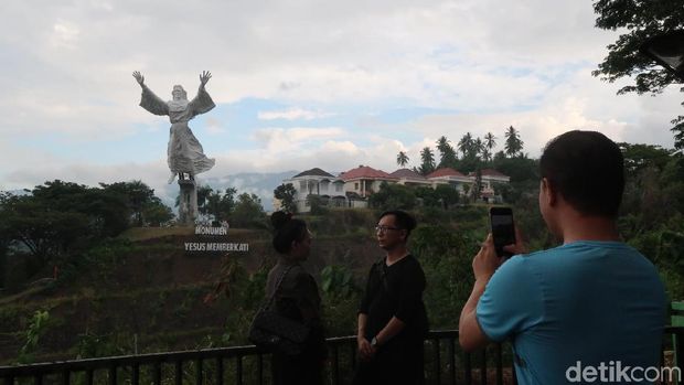 Patung Yesus Memberkati, Landmark Kerukunan Kota Manado