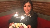 Sangat suka dengan buah dan cake, Rikako rayakan ulang tahun dengan potongan kue, cokelat, hingga buah. Foto: Instagram @ikee.rikako