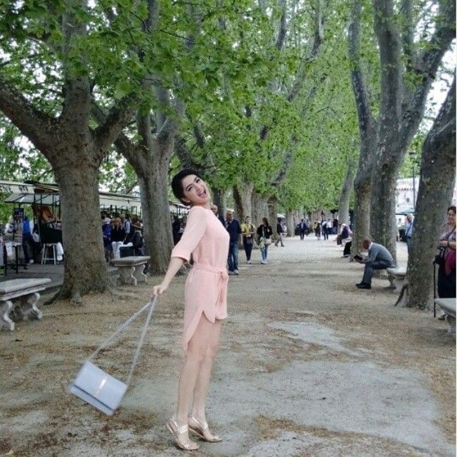 Liburan ke Italia, bintang sinetron Bidadari itu tampil feminin dengan mini dress. Angel yang berusia 31 tahun ini terlihat menenteng tas YSL. Foto: Instagram @realangelkaramoy