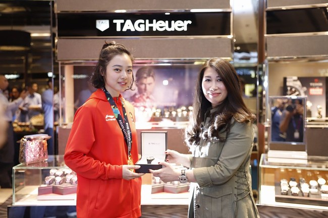 Satu lagi apresiasi yang diberikan kepada atlet wushu Tanah Air Lindswell Kwok berkat prestasinya di Asian Games 2018. Kali ini, ia diganjar sebuah jam tangan mewah TAG Heuer dari Time International. (Foto: Dok. Time International)