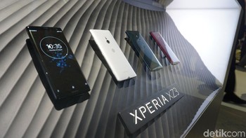 Ada banyak pilihan warna yang ditawarkan, mulai dari hitam, putih, hingga biru kehijauan. Foto: Muhamad Imron Rosyadi/detikINET