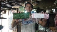 Nilai tukar dolar Amerika Serikat (AS) terus menguat terhadap rupiah. Kondisi ini memicu lonjakan harga produk impor, contohnya kedelai yang menjadi bahan baku tempe.