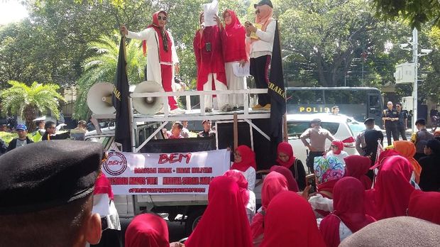 Emak-emak Demo Jokowi, Sandiaga: Jangan Ganggu Ketertiban