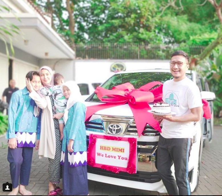 Hadiah Toyota Vellfire dari Arie Untung untuk sang Istri. Foto: Screenshot Instagram Arie Untung Hadiah Toyota Vellfire dari Arie Untung untuk sang Istri. Foto: Screenshot Instagram Arie Untung