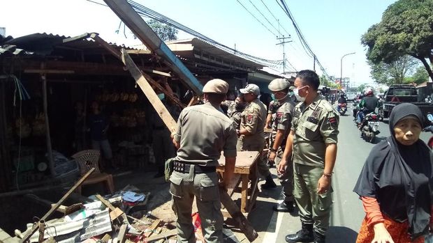 Pembongkaran PKL di Pasar Cisalak, Jalan Raya Bogor