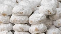 Berkunjung ke Yunani, jangan lupa untuk mencicipi Kourabiedes. Ukuran cookies ini dibuat kecil, pas untuk sekali lahap. Seluruh bagian kourabiedes yang terbuat dari adonan kacang almond diselimuti oleh gula halus.  Foto: Istimewa