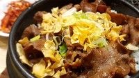 @a_dee_ana mencicip gyutan don buatan Gyu Kaku. Lembaran lidah sapinya nampak agak kering dengan taburan bawang putih goreng. Nyamm nyamm! Foto: Instagram