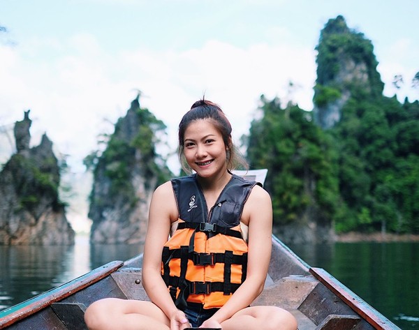 Senyum manis Nan saat difoto di Ko Nang Yuan. Tak lupa Nan mengajak serta keluarganya untuk liburan ke sini. (Instagram/@thatdao_naldo) Senyum manis Nan saat difoto di Ko Nang Yuan. Tak lupa Nan mengajak serta keluarganya untuk liburan ke sini. (Instagram/@thatdao_naldo)