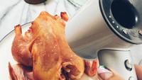 Agar daging ayam tidak lembek ketika dipanggang, bisa mengeringkan sisa air atau minyak dengan pengering rambut, sebelum dimasukan ke oven. Foto: Istimewa