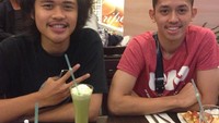 Begini gayanya saat makan bersama seorang temannya di salah satu gerai pizza populer. Rian mengunggah foto tersebut sambil menyertakan emotikon terberkati. Siapa ya pria yang ada di sampingnya itu? Foto: Instagram rianardianto
