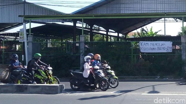Spanduk penolakan Ahmad Dhani dan Neno Warisman di simpang empat Telukan, Sukoharjo.