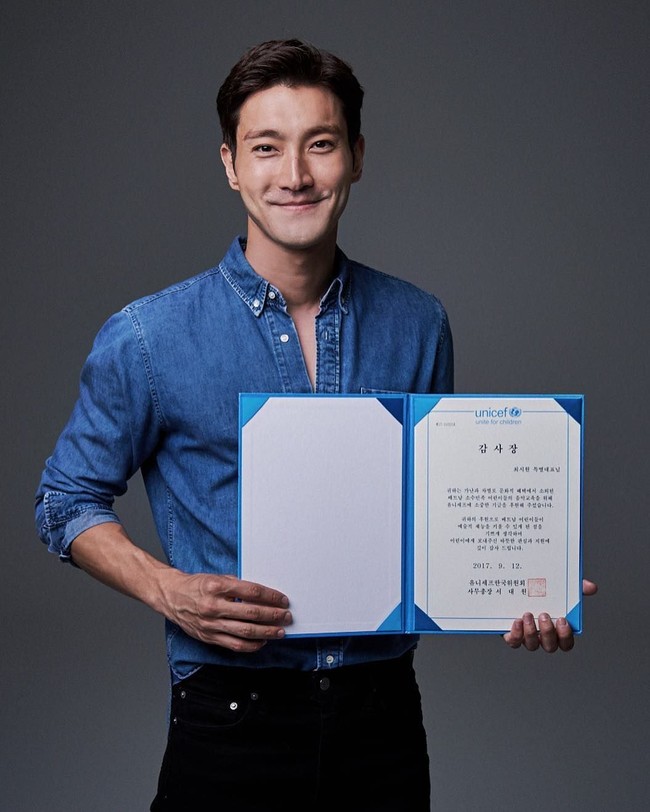 Tak selalu terlihat formal, terkadang Choi Siwon yang tahun ini menginjak 32 tahun tersebut juga memilih kemeja bermaterial denim. Foto: Instagram @siwonchoi