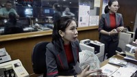 Masyarakat umum diimbau tidak perlu panik dan pelaku pasar diharapkan tidak melakukan aksi spekulasi yang akan mendorong penguatan dolar AS lebih lanjut lagi.