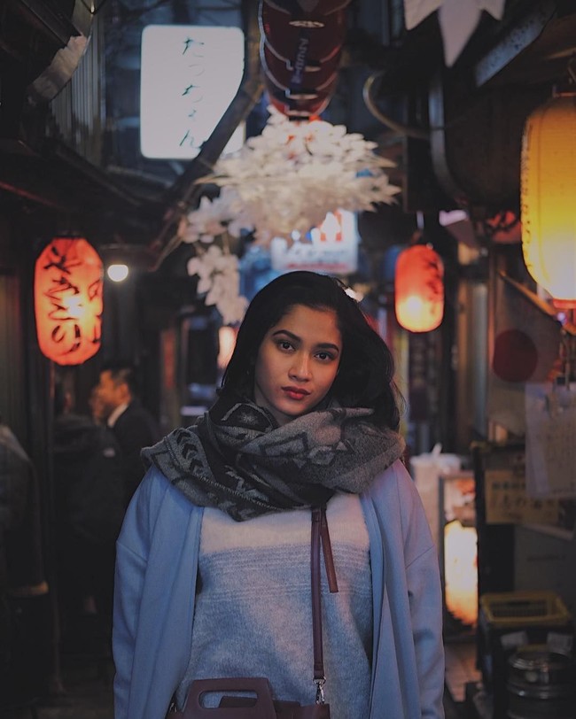 Paras cantik pemeran Rara Murni di film Wiro Sableng ini rupanya mendapat banyak perhatian dari netizen. Tak sedikit dari mereka memuji kecantikannya. Foto: Instagram @aghninyhaque