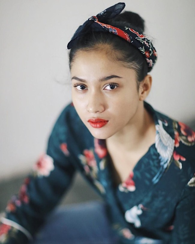 Mahasiswi Universitas Semarang ini juga sering tampil dengan makeup natural, namun menitikberatkan pada riasan bibir yang bold dengan lipstik warna merah.  Foto: Instagram @aghninyhaque