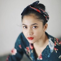 Mahasiswi Universitas Semarang ini juga sering tampil dengan makeup natural, namun menitikberatkan pada riasan bibir yang bold dengan lipstik warna merah.  Foto: Instagram @aghninyhaque