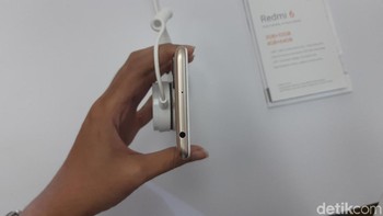 Redmi 6 hadir dengan dua pilihan RAM dan memori internal yaitu 3GB/32GB dan 4GB/64GB. (Foto: detikINET/Virgina Maulita Putri)