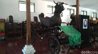 Kereta pusaka itu disimpan di Museum Keraton Kanoman Cirebon. Bentuknya masih orisinil berwarna hitam dan terlihat gagah (Sudirman Wamad/detikTravel)