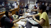 Selain itu, jika masyarakat memiliki dolar AS lebih baik dilepas atau dijual terlebih dahulu ke money changer yang berizin.