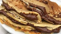 Kalau suka pancake mirip crepes, kreasi @grubzon ini bisa jadi inspirasi. Lelehan saus cokelat dan taburan kacangnya dijamin bikin pancake makin nikmat. Foto: Instagram