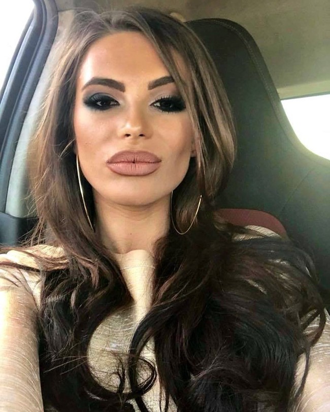 Tak hanya dadanya saja yang terlihat palsu, bagian tubuh lainnya diduga juga hasil rekonstruksi kecantikan. Bagian wajah pasti sudah ditangani oleh botox dan filler, termasuk bibirnya.  Foto: Instagram (@annamariacherneva)