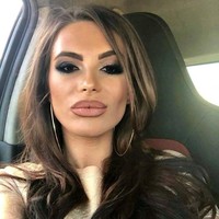 Tak hanya dadanya saja yang terlihat palsu, bagian tubuh lainnya diduga juga hasil rekonstruksi kecantikan. Bagian wajah pasti sudah ditangani oleh botox dan filler, termasuk bibirnya.  Foto: Instagram (@annamariacherneva)