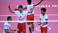 No 9 ada tiga atlet dari cabang sepak takraw yang meraih bonus Rp 1,050 miliar. Husni Uba, Rizky Abdul Rahan, dan Saiful Rijal meraih satu emas di nomor quadrant dan tim ganda putra. ANTARA FOTO/INASGOC/Nova wahyudi.