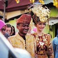 Ingat Bayu Kumbara? Namanya jadi perhatian setelah menikahi bule cantik asal Inggris yang bernama Jennifer Brocklehurst pada 2015 lalu. Pernikahan pasangan lintas negara ini pun membuat heboh media sosial dan kisah mereka jadi viral. Foto: Instagram @jennifer_kumbara